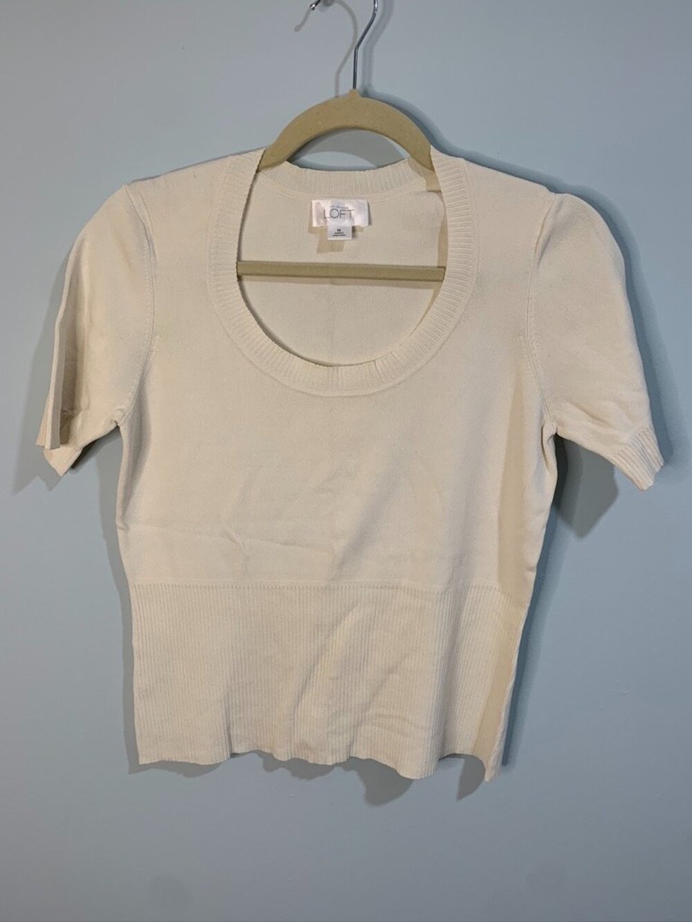 LOFT Short Sleeve Sweater Top Medium Cream Knit Stretch Minimalist Basic